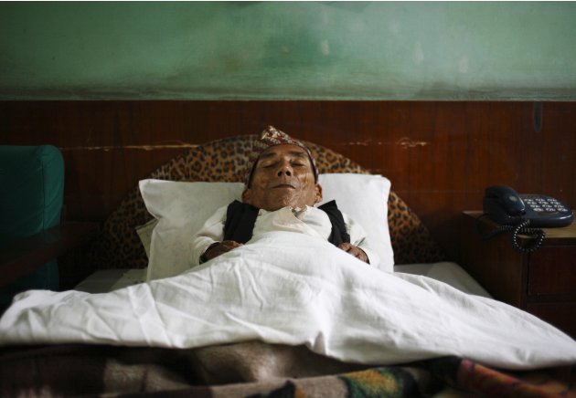 صور من حياة أقصر رجل في العالم سبعيني من النيبال الجزء الثانى 2012-02-23T071342Z_614567734_GM1E82N15T201_RTRMADP_3_NEPAL