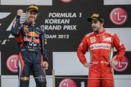 Sebastian Vettel (E) celebra a vitória ao lado do espanhol Fernando Alonso