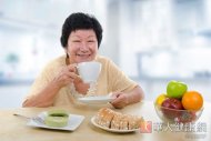 平日仍應注重均衡飲食，例如早餐就可來杯抗癌蔬果汁，加上粗糧麵包。