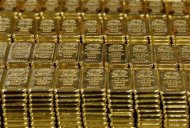 سبائك ذهبية في مصنع لتعدين الذهب في مدينة مندريسيو بسويسرا. رويترز