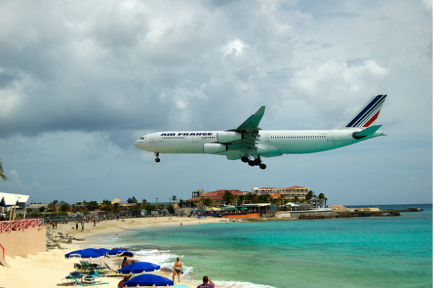 Maho Beach is popular with windsurfers because of large waves caused by the planes' close approach. (Photo: Angry Lemur/Flickr)