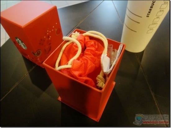行動電源以一個紅色布袋包著，很像聖誕老公公的禮物：