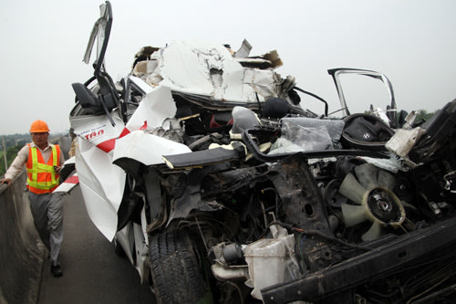 Xe cứu thương đâm ôtô tải trên cao tốc Trung Lương, 3 người chết Cao-toc-2-8263-1387509828-20131220-040616-904