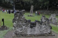 Turistas visitan el parque arqueológico este 22 de diciembre, en Copán (Honduras). EFE