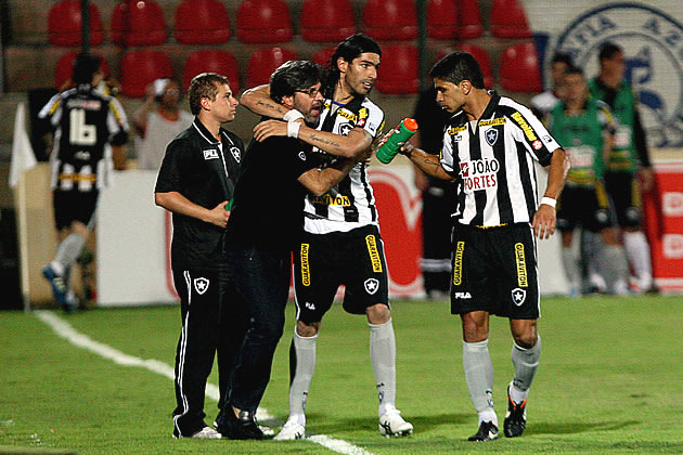 Loco Abreu e outros jogadores comemoram o gol do uruguaio com o t&#xe9;cnico Caio J&#xfa;nior