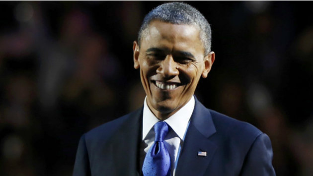 أوباما يلقي خطاب النصر أمام أنصاره بعد فوزه بولاية انتخابية ثانية وعلامات الفرح بادية عليه.