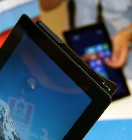 Surface Pro則以工作為訴求，且隨附Wacom手寫筆，可以磁力吸附收納在機身右側