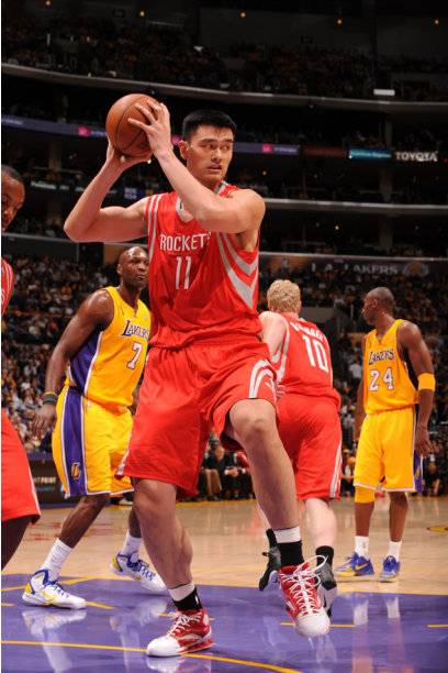 Yao Ming, do Houston Rockets, em ação contra o Los Angeles Lakers, pela NBA (Foto: Getty Images)