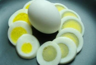 Nghiên cứu gần đây phát hiện ra rằng những phụ nữ ăn một hoặc hơn một quả trứng mỗi ngày có tỷ lệ tử vong cao hơn so với những phụ nữ ăn một hoặc hai quả trứng mỗi tuần