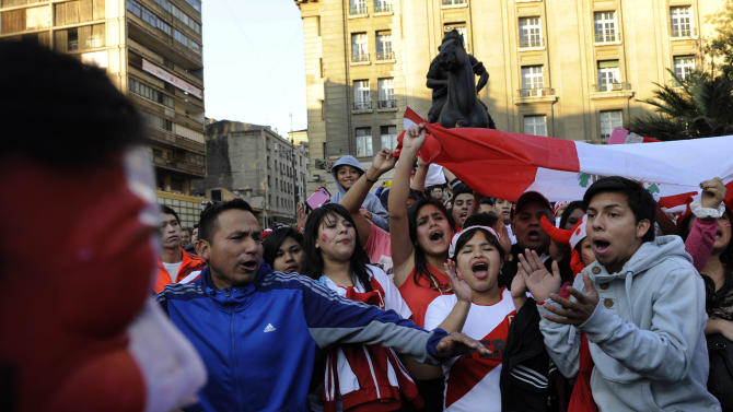 Fans of Peru&#39;s national soccer team cheer in support of their team, hours before the Copa America semifinal soccer match between Chile and Peru in Santiago, Chile, Monday, June 29, 2015. (AP Photo/Victor Ruiz)