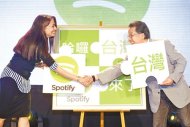 　Spotify2亞洲地區總監Sunita Kaur（左）與台灣唱片出版事業基金會執行長李瑞斌慶祝Spotify來台。（方濬哲攝）