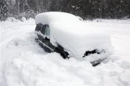سويدي ينجو من الموت بعد ان دفنته الثلوج داخل سيارته شهرين رويترزرويترز  2012-02-19T081259Z_1_ACAE81I0MTQ00_RTROPTP_2_OEGEN-SWEDE-ICE-AS1