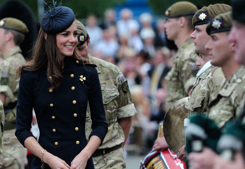 Aux côtés de son époux, le prince William, Kate Middleton ne déparaille pas des soldats dans son apparât signé Sarah Burton.