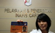 Petugas menunjukkan kartu Identifikasi INAFIS saat peluncuran di Polres Jakarta Selatan, Jakarta.