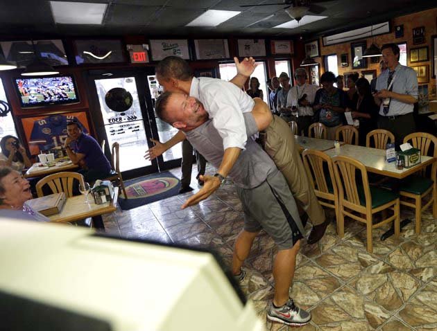 صاحب مطعم للبيتزا يرحب بأوباما في متجره بطريقة مبالغ فيها والرئيس يطير من على الأرض