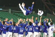　2011亞洲職棒大賽冠軍戰軟銀鷹對三星獅，最後三星獅以5比3，拿下總冠軍，隊員興奮的拋總教練柳仲毅慶祝。（黃國峰攝）