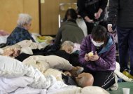 Moradores de Fukushima em abrigo de Tamura após a passagem do tsunami em março de 2011