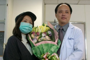 陳駿逸醫師（右）表示，張小姐的乳癌腫瘤長到20公分大時，癌細胞已出現轉移，當時若不積極治療，生命可能剩3個月。（圖片提供／署立台中醫院）