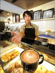 在台灣喝咖啡的選擇越來越多，除了星巴克、西雅圖、怡客咖啡及便利超商的現煮咖啡，在全球超過1200家分店的澳洲國民品牌「Gloria Jean’s Coffees高樂雅咖啡」也進軍台灣，位在台北民權西路的旗艦店開幕，首賣6小時內就熱賣近500杯咖啡，門口擠滿排隊人潮。