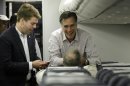 El ex gobernador de Massachusetts Mitt Romney conversa en su avión de campaña en Fort Lauderdale, Florida, el domingo 29 de enero de 2012. A su izuierda se encuentra su ayudante Garrett Jackson. (Foto AP/Charles Dharapak)