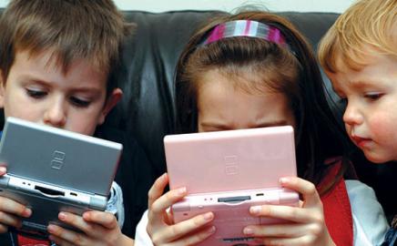 Cegah Kecanduan Game, Ini Usia Ideal Kenalkan Gadget pada Anak
