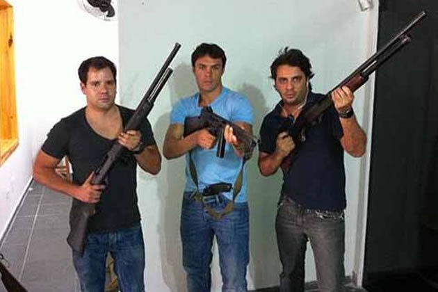 Kleber (c), atacante do Grêmio, posa com arma em clube de tiro esportivo ao lado do empresário Giuseppe Dioguardi (d) e um amigo (Foto: Reprodução)