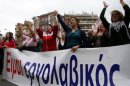 Manifestantes griegos marchan por las calles de Tesalónica, este miércoles