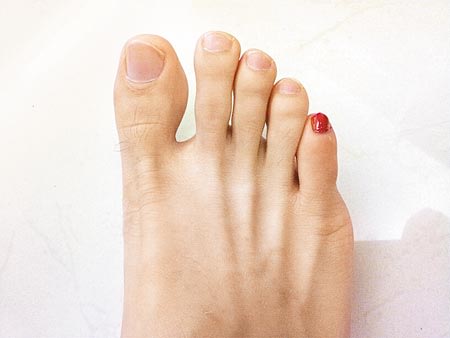 　▲沈世朋體驗腳底抓龍，被發現腳指搽紅色指甲油（圖）。（張祐銘攝）