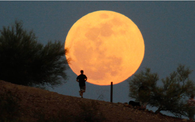 هذه الصور هي اكتمال القمر في بعض انحاء العالم رائعة Sm-supermoon-03-jpg_040834