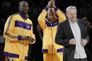 El propietario de los Lakers Jerry Buss festeja el campeonato del 2010 el 26 de octubre de ese año ante la mirada de Kobe Bryant (izq) y Derek Fischer. Buss falleció a los 80 años de edad el 18 de febrero del 2013. Bajo su gestión, los Lakers ganaron diez veces el campeonato de la NBA. (AP Photo/Chris Carlson, File)