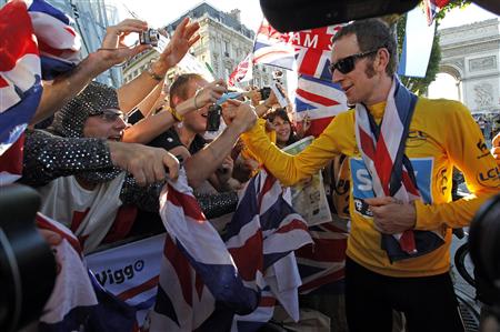 Bradley Wiggins, premier Britannique à gagner le Tour de France 2012-07-22T174704Z_1_APAE86L1DEI00_RTROPTP_2_OFRSP-TOUR-ETAPE-20120722