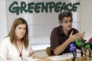 El director general de Greenpeace España, Mario Rodríguez, junto a la responsable de Costas de Greenpeace, Pilar Marcos. EFE/Archivo