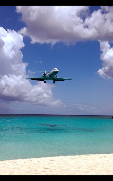 A plane approaches low over the ocean. (Photo: A Case of Confused Identity/Flickr)