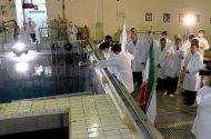 (Arquivo) Mahmoud Ahmadinejad (d) ouve um especialista durante uma visita a um centro de pesquisas em Teerã