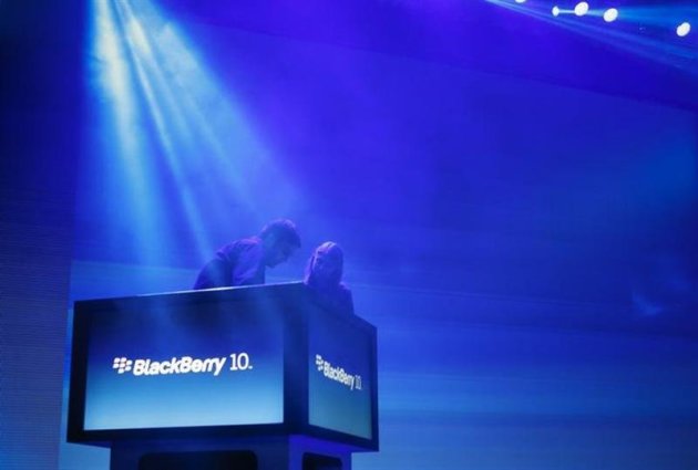 Workers prepare the stage ahead of the launch of Research In Motion Ltd's (RIM) new Blackberry 10 devices in New York January 30, 2013. REUTERS/Shannon Stapleton