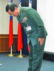 陸軍副司令黃奕炳昨為金門金東守備隊遭襲事件，向國人鞠躬致歉。田裕華攝