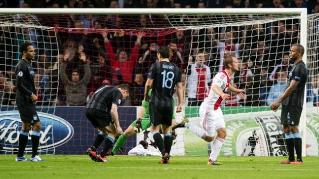 Ajax' Siem de Jong (R) cheers after scoring for Ajax during the Champions League Group D match against Manchester City (AFP)