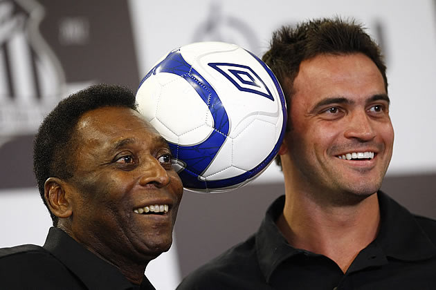 Falcão posa para foto com Pelé em campanha. Crédito da foto: GazetaPress
