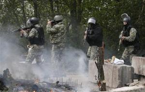 Ukrainian security force officers walk past a checkpoint &hellip;
