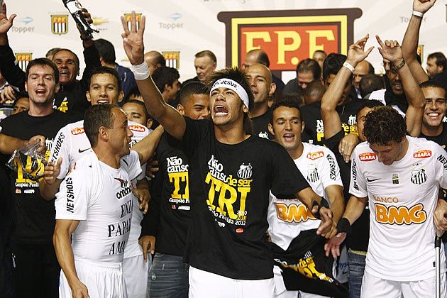 Neymar puxa a festa do elenco do Santos na conquista do tricampeonato paulista; a vítima da vez foi o Guarani. <a target="_blank" href="http://br.esportes.yahoo.com/noticias/soccer---especial--neymar-iguala-era-pel%C3%A9-e-santos-%C3%A9-tricampe%C3%A3o-paulista.html">Saiba como foi a campanha do Peixe!</a> Crédito da foto: GazetaPress