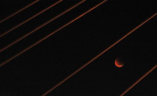Raccolta foto dell'eclissi di Luna del 15 Giugno 2011  2011-06-15T221258Z-1083234710-GM1E76G0GNZ01-RTRMADP-3-AUSTRALIA_074059