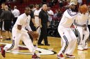 Dwayne Wade y LeBron James, del Heat de Miami, calientan antes del segundo partido contra los Bulls de Chicago, en la serie entre ambos equipos en las semifinales de la Conferencia del Este en Miami, el miércoles 8 de mayo de 2013. (AP Foto/The Miami Herald, Charles Trainor)