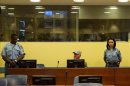 El exlíder militar serbobosnio Ratko Mladic (c) comparece ante el Tribunal Penal Internacional para la antigua Yugosavia (TPIY) en La Haya (Holanda). EFE/Archivo