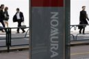 Il logo di Nomura in una strada di Tokyo