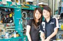 　　新嬌點 　▲雙胞胎姊姊陳雅雯（右）與妹妹陳雅婷（左），成為單車店「嬌」點。（梁貽婷攝）