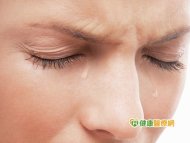 視茫茫、髮蒼蒼！老人很常見到眼睛出問題；眼科醫師提醒，老人「流目油」的情形看似常見，別以為是正常的情況，很可能導致結膜炎或更嚴重的病變，別忽視眼睛長期累積下來的負擔。