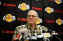 El exentrenador de Los Angeles Lakers Phil Jackson bromea durante una conferencia de prensa ofrecida el 11 de mayo de 2011 en El Segundo (California)