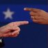 Obama (drcha) y Romney se señalan durante su segundo debate