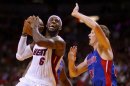 LeBron James, #6 de los Miami Heat, y Kyle Singler, los Detroit Pistons, el 22 de marzo de 2013