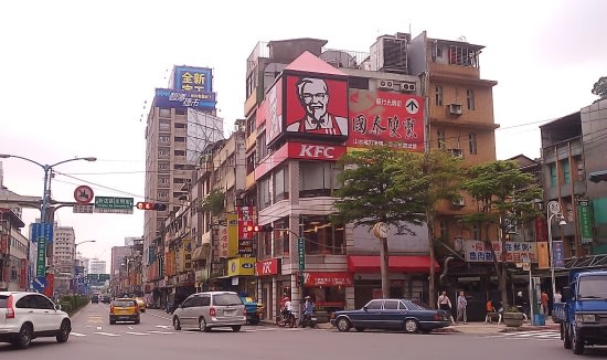 租屋處鄰近捷運站,食衣住行都很方便。 【名人談房產】邵雨薇一萬二獨享30坪租屋!DIY浪漫公主房萬元有找